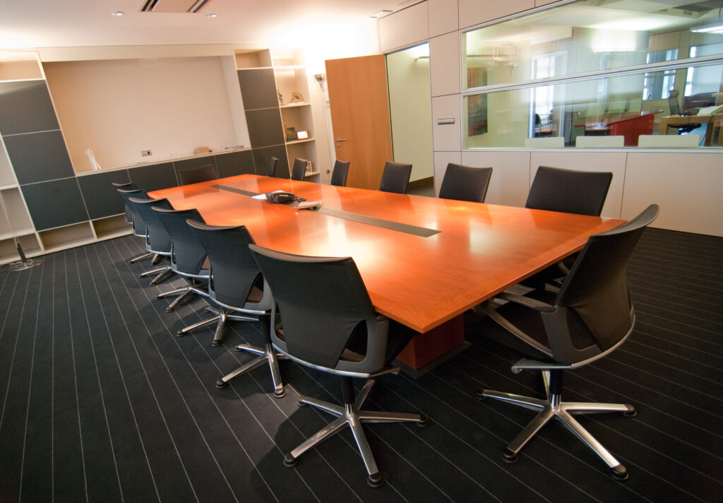 Sala de reuniones con armario empotrado al fondo